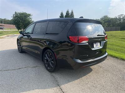 2018 Chrysler Pacifica Touring Plus - Photo 6 - Kansas City, MO 64134-4202