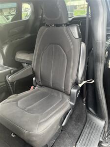 2018 Chrysler Pacifica Touring Plus - Photo 9 - Kansas City, MO 64134-4202